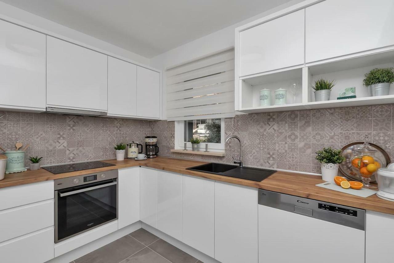 Charming Apartment Tissa With Sea View Makarska Exterior foto