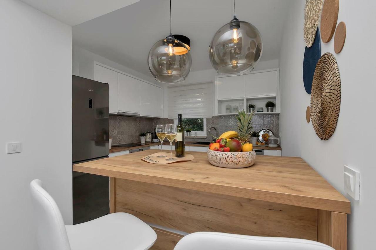 Charming Apartment Tissa With Sea View Makarska Exterior foto